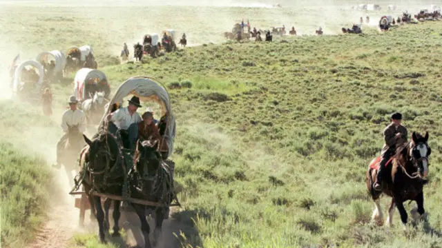 马车队沿着十九世纪六、七十年代开拓者的足迹行驶（图片来源：Getty Images）