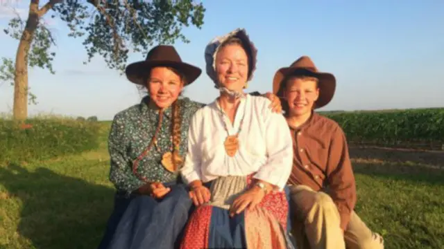 拉文·巴斯和孙辈克莱（Clay）与凯利（Kyley）穿着传统服饰（图片来源：Rory Boland）