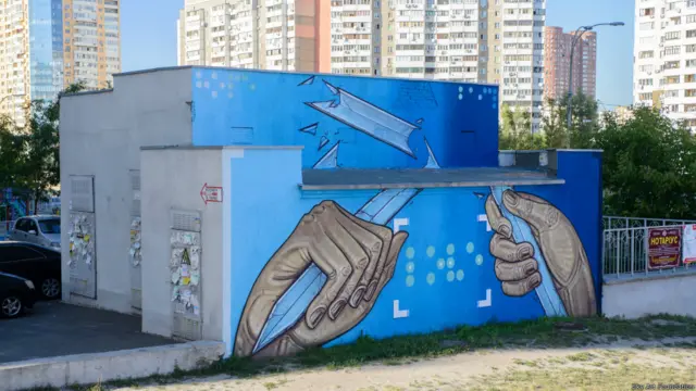 Автор цього муралу Сергій Радкевич (Україна) назвав свою роботу “Фрагменти надії”. Фреска зображує руки, що розламують меч. "Це маніфест проти насильства та жорстокості, заклик до мінімального співрозуміння", - каже митець. Окрім того, на муралі закодовано текст шрифтом Брайля – "Hope" ("надія" - англ.).