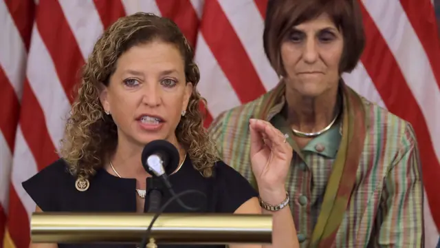 民主党全国委员会主席黛比·沃瑟曼·舒尔茨发表演讲