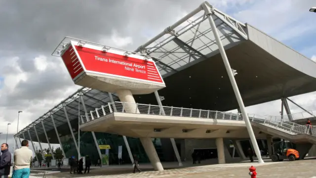 地拉那国际机场