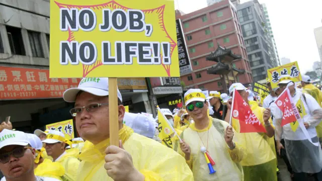 9月中旬台灣爆發的旅遊業者遊行,有人舉著「沒有工作,沒有生活」的標語。