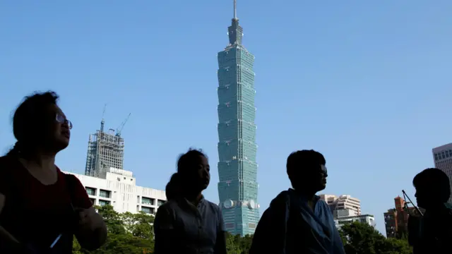 台北地標建築101大樓下的中國遊客。