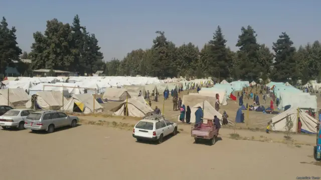 د کندوز بیځایه شوي زرګونه کورنیو د تخار په پارکونو او د ښار په بېلابېلو سیمو کې اړولي دي؛ هغه چې خپلوان لري د هغوی کورونو کې ته تللي