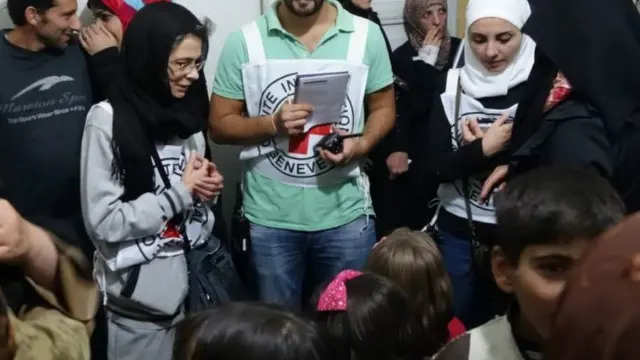 عمال الإغاثة بالصليب الأحمر يقدمون المساعدة للسكان في عيادة طبية مؤقتة داخل مضايا