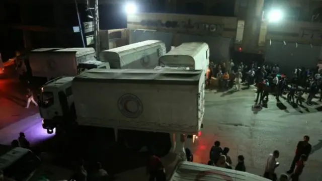 السكان تجمعوا للترحيب بالقافلة المحملة بالطعام والدواء 