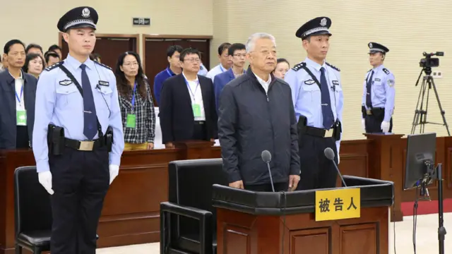 白恩培（中）在安阳法院听判（中新社图片9/10/2016）