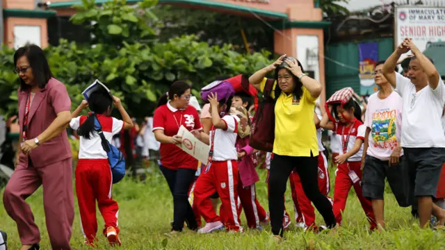 馬尼拉學生進行地震演習