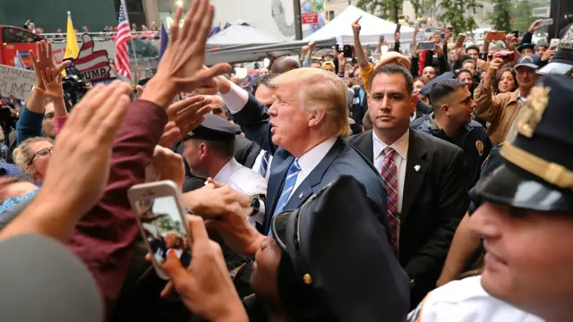 特朗普在纽约向民众致意