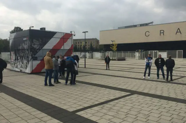 Квитків на матч - катма, але деякі вболівальники під стадіоном "Краковія" усе ще сподіваються