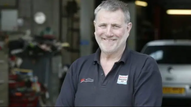 بيتر وايت تمكن من الاستمرار في عمله كفني سيارات خلال فترة تلقيه العلاج المناعي