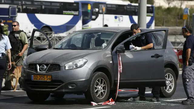 تقول تقارير إن سيدة وعنصرا من قوات الأمن الخاصة قتلا في الهجوم.