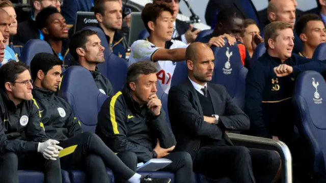 Пеп Гвардіола - другий праворуч - не дозволяє команді користуватись інтернетом на тренувальній базі