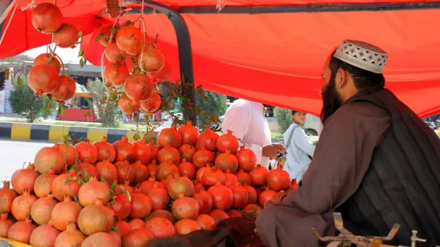 په افغانستان او ګاونډيو هېوادونو کې انار ډېر مشهور دي چې ويل کېږی د ځينو نارغيو په مخنيوي کې هم مهم رول لري.