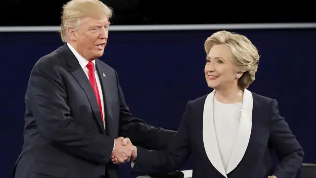 特朗普（左）与希拉里·克林顿握手（9/10/2016）