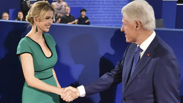 比尔·克林顿（右）与伊万卡·特朗普握手（9/10/2016）