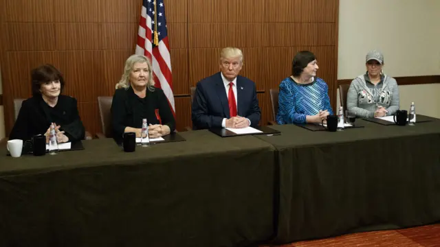 特朗普（中）在记者会上（9/10/2016）