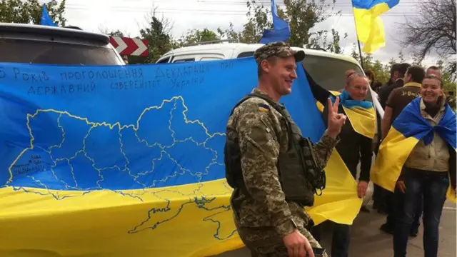 Український прапор, який розгорнули активісти на блокпосту 