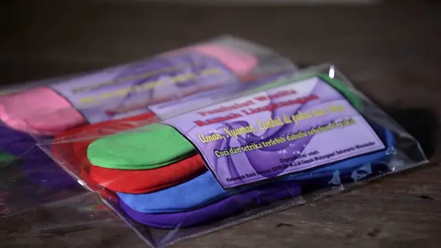 Pembalut kain yang bisa digunakan berkali-kali sehingga hemat dan ramah lingkungan.