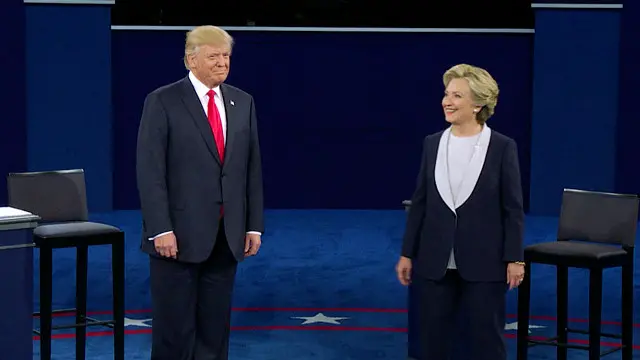 美国2016年总统候选人特朗普和希拉里的第二轮辩论中都面对观众就两人遭遇的丑闻危机提出的问题。