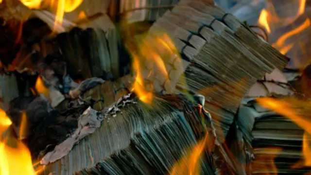 一叠叠的纸币在熔炉中销毁（图片来源：Paula Bronstein/Getty Images）