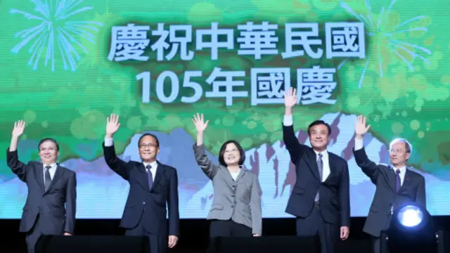 蔡英文率领部会阁员,晚间参与侨胞的国庆晚宴。(台湾总统府提供)