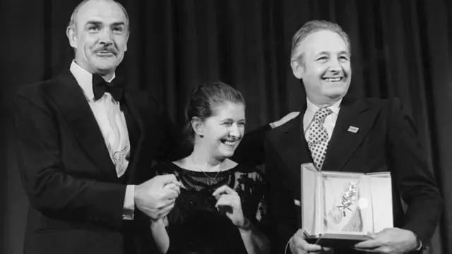 Шон Коннери поздравляет Анджея Вайду с получением Гран-при Каннского кинофестиваля за фильм "Человек из железа"