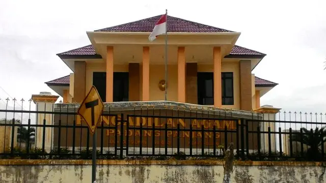 Elvia Darwati dikabarkan baru menjabat ketua pengadilan agama Padang Panjang.