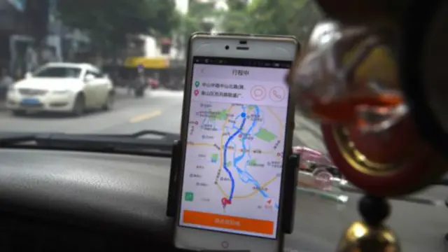 一位司机正在使用滴滴出行(图片来源:Getty Images)