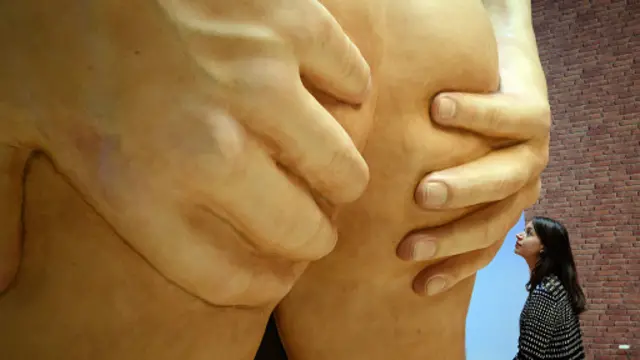 英國泰特美術館正在展出安西婭·哈密爾頓（Anthea Hamilton）的雕塑作品《大門計劃》，該作品以紐約的一個入口的設計為基礎（圖片來源: Getty Images）