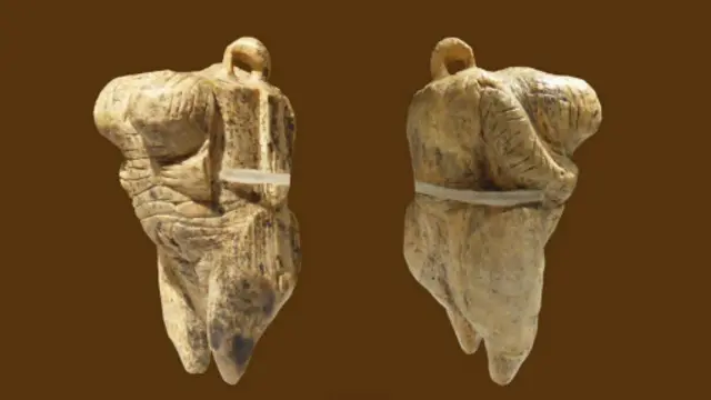 在霍勒費爾斯（HohleFels）出土的史前維納斯雕像是目前已知且公認的最早人類形像藝術作品（圖片來源: Wikipedia）