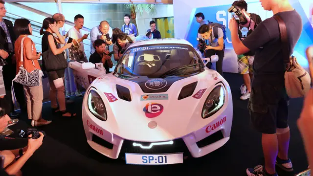 底特律电动车SP:01在英国驻香港总领事馆展出(BBC中文网图片6/10/2016)