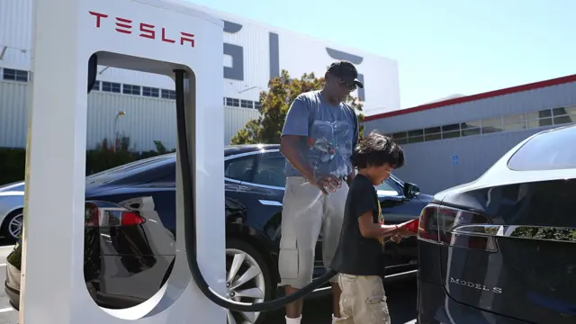 特斯拉(Tesla)在美国加州佛利蒙某停车场的充电设施(资料图片)