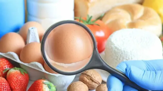 يُصاب الأشخاص بفرط الحساسية بسبب عدم تفاعل الجهاز المناعي للجسم بشكل غير متناسب مع مواد تعتبر غير ضارة في المعتاد