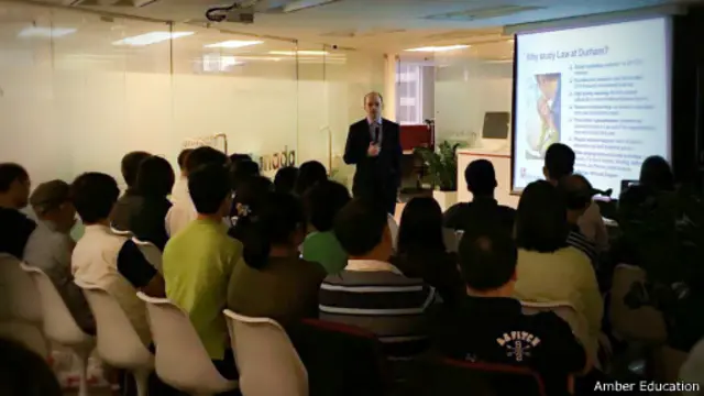 不少学生对英国留学感兴趣，参加不同的讲座了解英国课程。