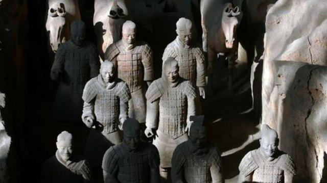 在秦兵马俑之前，中国没有大规模铸造真人大小塑像的传统。