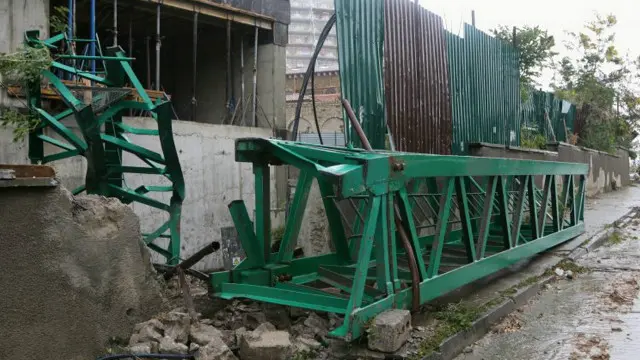 Кран, що упав в Аркадії, пошкодив дах ресторану і автомобіль