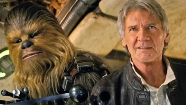 الباب الحديدي انغلق بقوة سيارة صغيرة على ساق فورد في مجسم سفينة الفضاء أثناء تصوير (صحوة القوة) الجزء السابع من فيلم حرب النجوم