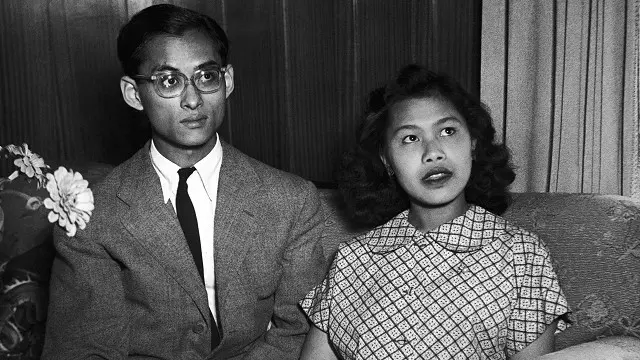 Король зустрів свою дружину у Парижі