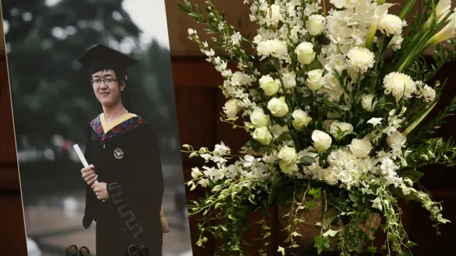 纪欣然追悼会上的照片