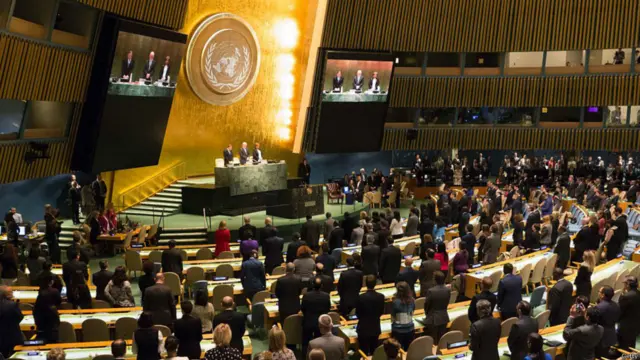 联合国大会正式任命古特雷斯为秘书长時，所有成员国代表站立为泰王逝世默哀