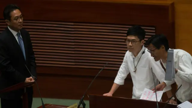 尽管也在宣誓时增加了自选动作，但“香港众志”的新议员罗冠聪却意外通过了宣誓。