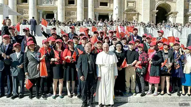 教皇方济各与中国主教徐宏根领导的朝圣团在圣伯多禄广场拍照留念。