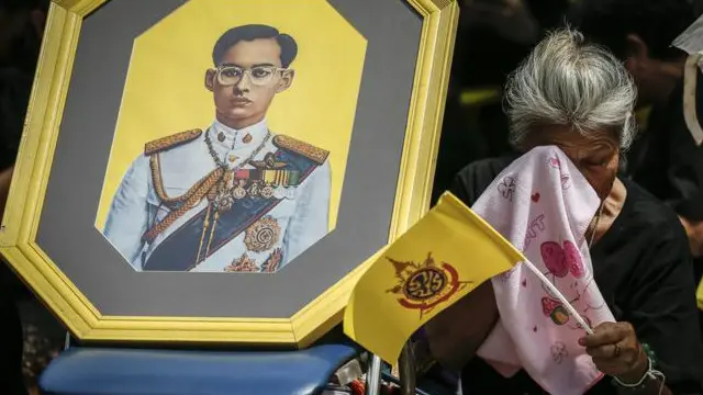 在泰王肖像前流泪的民众