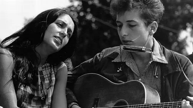 جوان باييز شجعت ديلان فيما كان يصنع اسمه في أوائل ستينيات القرن الماضي، كما ارتبطت بعلاقة عاطفية به