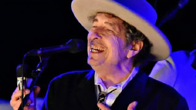 اللجنة اختارت ديلان لأنه "شاعر عظيم ضمن التقليد الشعري للناطقين بالإنجليزية"