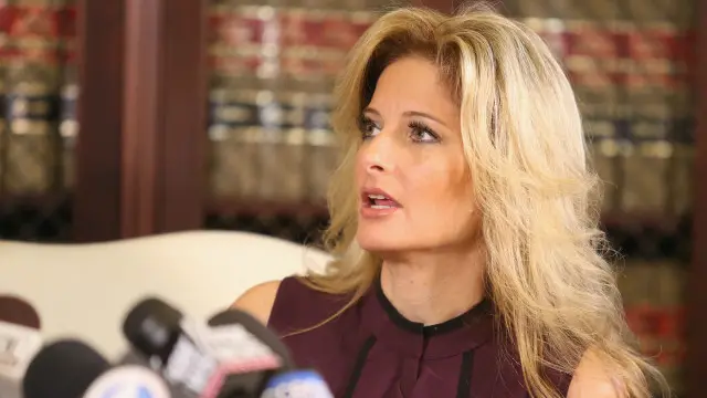 تتهم سومر زيرفوس ترامب بأنه تحرش بها خلال لقاء عمل.