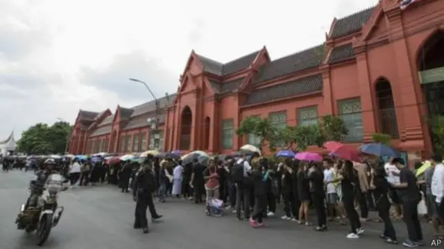 从周六凌晨开始,大王宫外面就开始大排长龙。