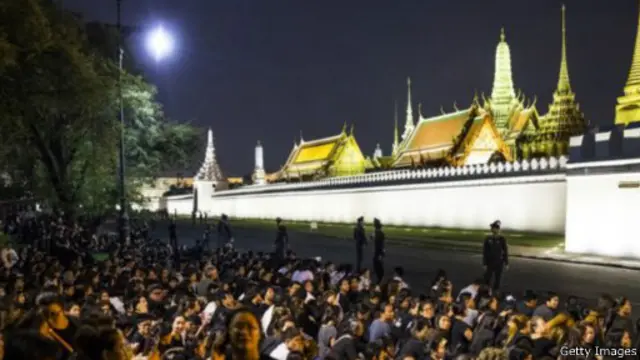 直到周五深夜,泰国民众仍在王宫外悼念国王。