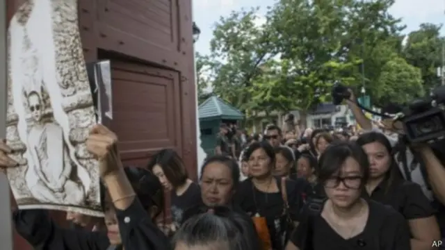 民众排队进入大王宫,在悼念簿上签名。